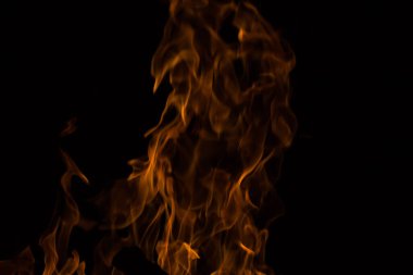 Gece karanlığında parlak bir ateş