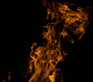 Gece karanlığında parlak bir ateş