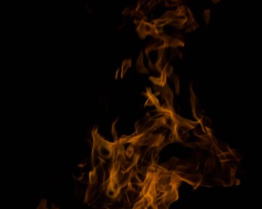 Gece karanlığında parlak bir ateş