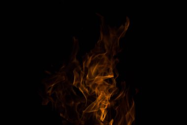 Gece karanlığında parlak bir ateş