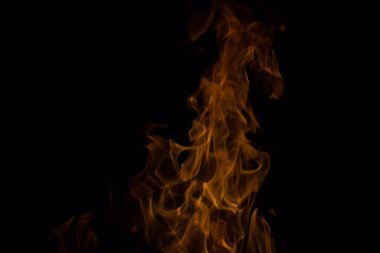 Gece karanlığında parlak bir ateş