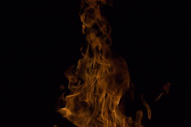 Gece karanlığında parlak bir ateş