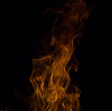 Gece karanlığında parlak bir ateş