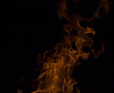 Gece karanlığında parlak bir ateş