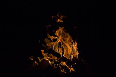 Gece karanlığında parlak bir ateş