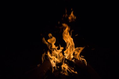 Gece karanlığında parlak bir ateş