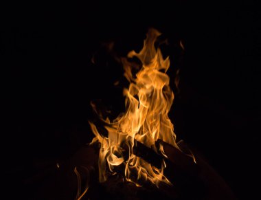 Gece karanlığında parlak bir ateş