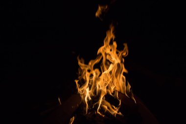 Gece karanlığında parlak bir ateş