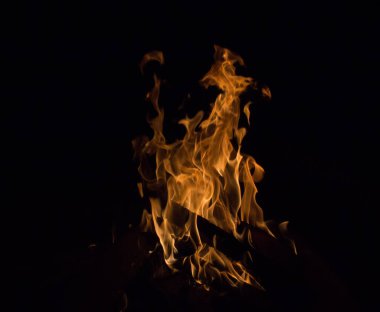 Gece karanlığında parlak bir ateş