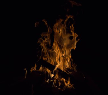 Gece karanlığında parlak bir ateş