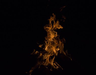 Gece karanlığında parlak bir ateş