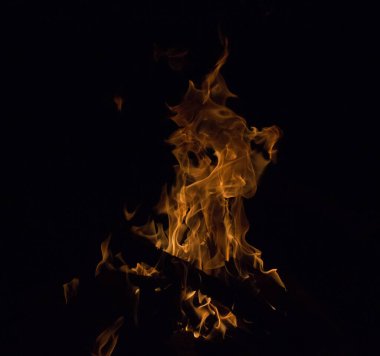 Gece karanlığında parlak bir ateş