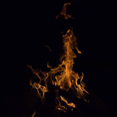 Gece karanlığında parlak bir ateş