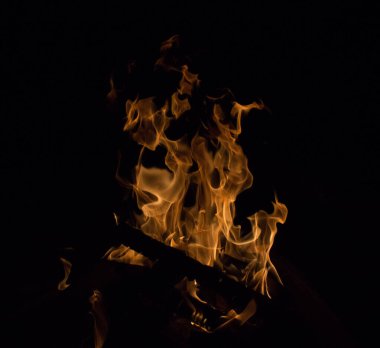 Gece karanlığında parlak bir ateş