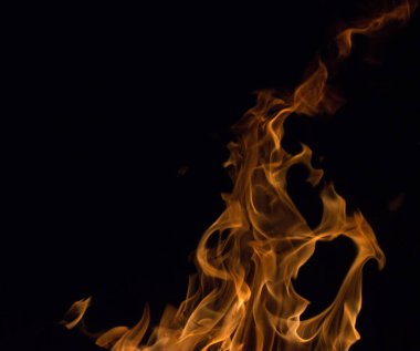 Gece karanlığında parlak bir ateş