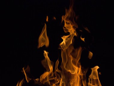 Gece karanlığında parlak bir ateş