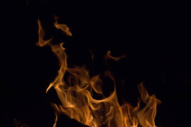 Gece karanlığında parlak bir ateş