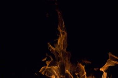 Gece karanlığında parlak bir ateş