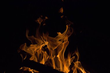 Gece karanlığında parlak bir ateş