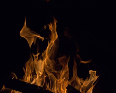 Gece karanlığında parlak bir ateş