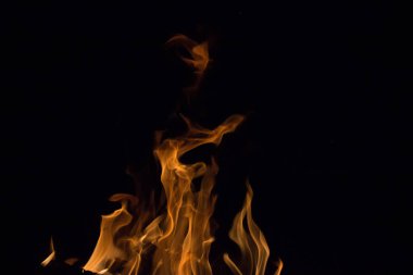 Gece karanlığında parlak bir ateş