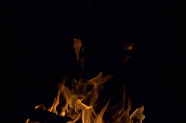 Gece karanlığında parlak bir ateş