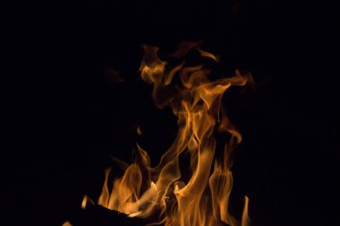 Gece karanlığında parlak bir ateş