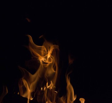 Gece karanlığında parlak bir ateş