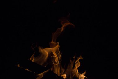 Gece karanlığında parlak bir ateş