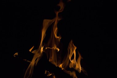 Gece karanlığında parlak bir ateş