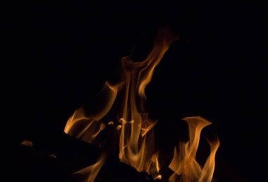 Gece karanlığında parlak bir ateş