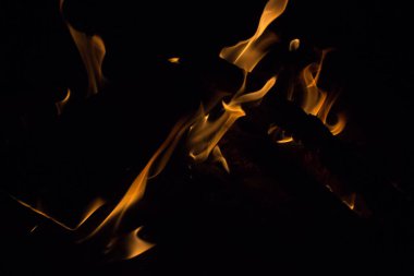 Gece karanlığında parlak bir ateş