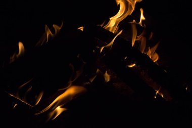 Gece karanlığında parlak bir ateş