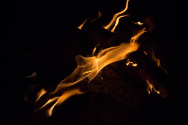 Gece karanlığında parlak bir ateş