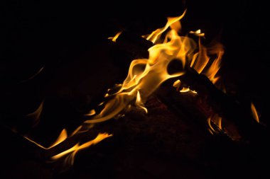 Gece karanlığında parlak bir ateş