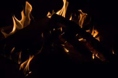 Gece karanlığında parlak bir ateş