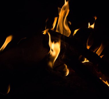 Gece karanlığında parlak bir ateş