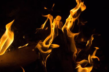 Gece karanlığında parlak bir ateş