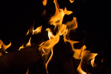 Gece karanlığında parlak bir ateş