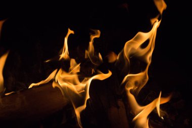 Gece karanlığında parlak bir ateş