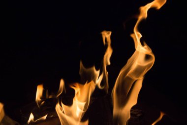 Gece karanlığında parlak bir ateş