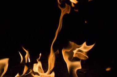 Gece karanlığında parlak bir ateş