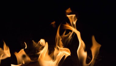 Gece karanlığında parlak bir ateş