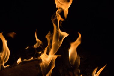 Gece karanlığında parlak bir ateş