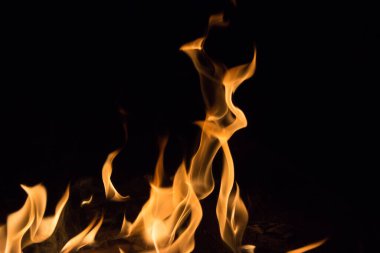 Gece karanlığında parlak bir ateş