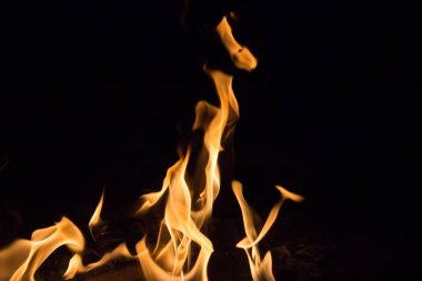 Gece karanlığında parlak bir ateş