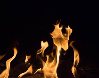 Gece karanlığında parlak bir ateş