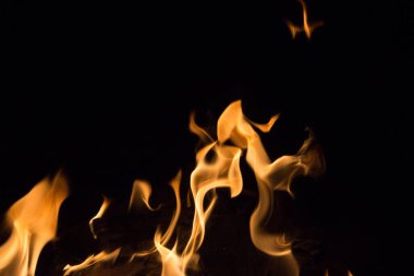 Gece karanlığında parlak bir ateş