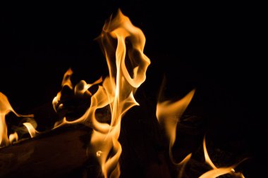 Gece karanlığında parlak bir ateş