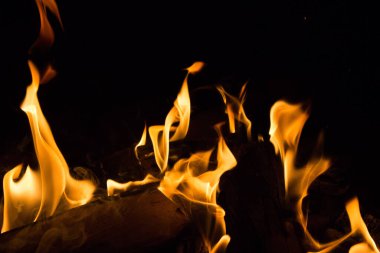 Gece karanlığında parlak bir ateş